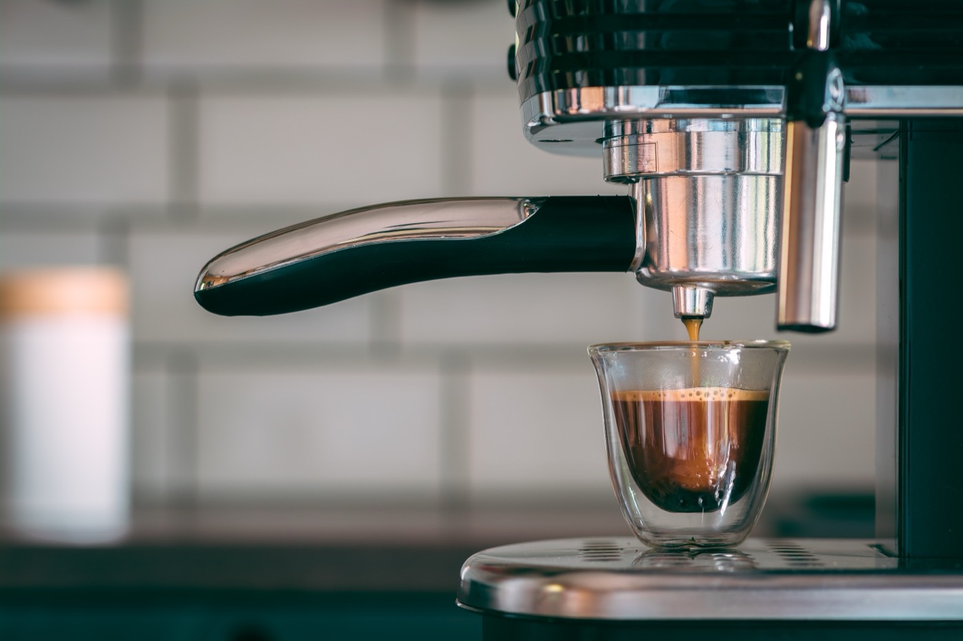 Máquina de café profesional preparando un espresso